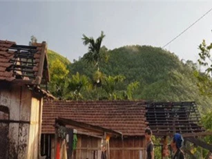 Lốc xoáy càn quét phá hỏng 100 nhà dân ở Quảng Ngãi