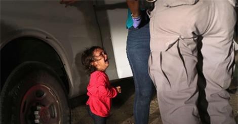 Mẹ bé gái nhập cư chi 6.000 USD cho kẻ buôn người để đến Mỹ