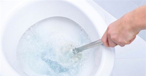 Mẹo thông tắc bồn cầu bằng nước rửa bát