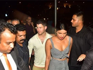 Nick Jonas sang Ấn Độ ra mắt mẹ bạn gái Hoa hậu