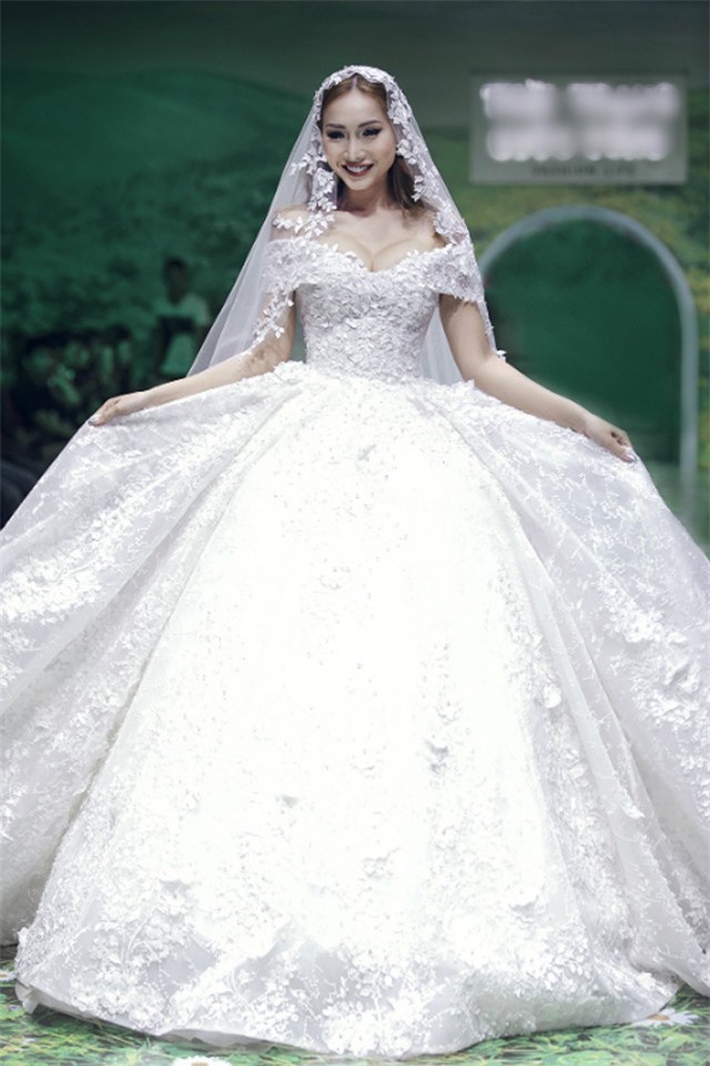 Váy cưới phong cách hoàng gia cho cô dâu Việt