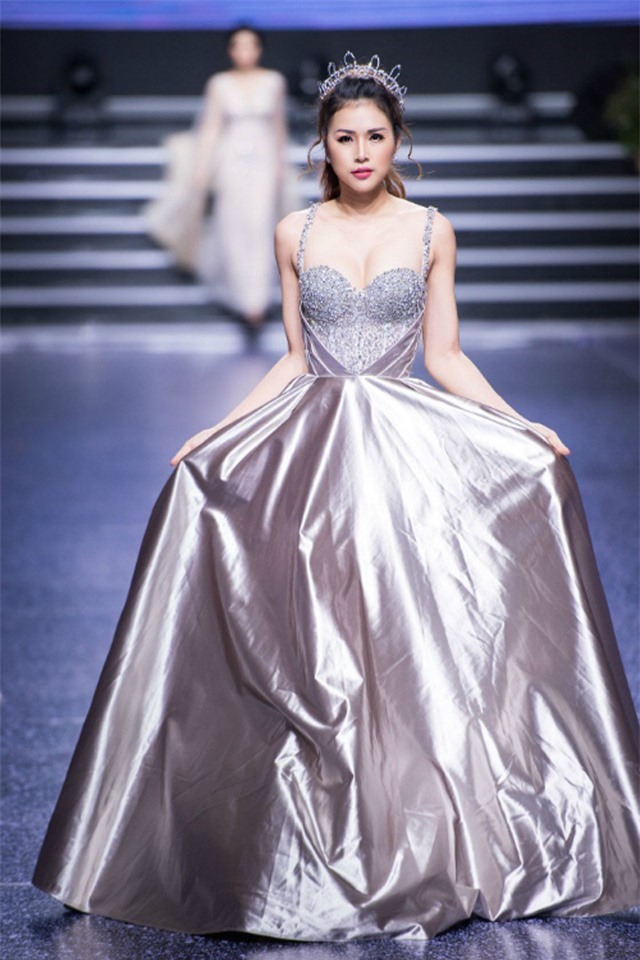 Váy cưới xẻ tà cho mùa Hè Thu 2018