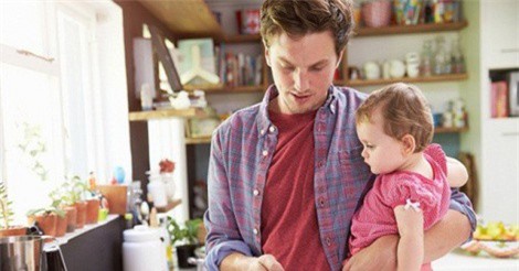 Cha mẹ thường xuyên dùng điện thoại sẽ ảnh hưởng xấu đến trẻ