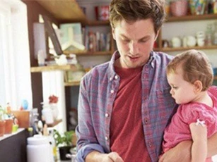 Cha mẹ thường xuyên dùng điện thoại sẽ ảnh hưởng xấu đến trẻ