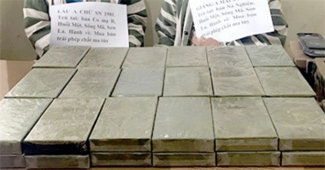 Kẻ vận chuyển 36 bánh heroin lao đầu vào cột mốc khi gặp cảnh sát