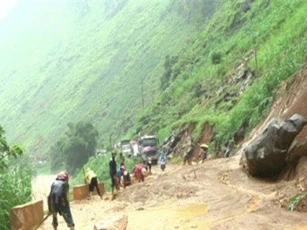 Lũ quét cuốn trôi 2 người cùng hàng chục ngôi nhà ở Hà Giang