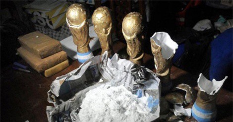 Ma túy "ẩn mình" trong bản sao của cúp vàng World Cup