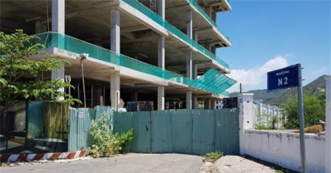 Ngang nhiên bít đường xuống biển để... chứa vật liệu xây dựng