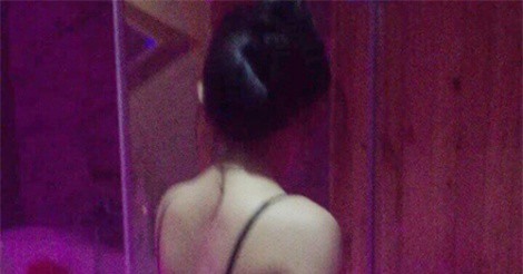 Nhân viên massage ở phố Tây Sài Gòn không mặc áo khi phục vụ khách VIP