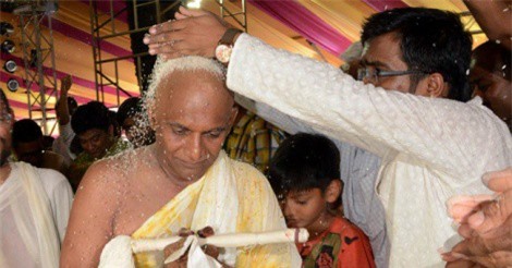 Tỷ phú Ấn Độ từ bỏ sản nghiệp lẫn gia đình để đi tu