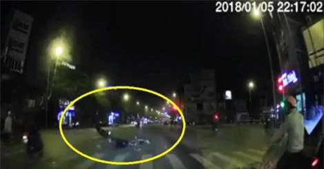 Clip: Chạy xe vượt đèn đỏ với tốc độ cao, nam thanh niên gây tai nạn kinh hoàng