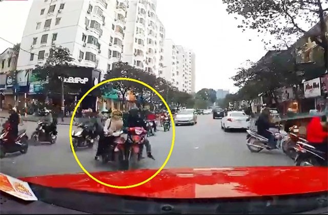 Clip: Sang đường bất cẩn, nữ “ninja” bị tông ngã “sấp mặt”