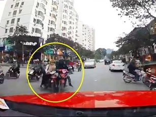 Clip: Sang đường bất cẩn, nữ “ninja” bị tông ngã “sấp mặt”