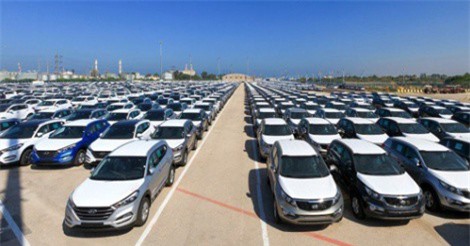 Ô tô khan hiếm: Đại lý làm giá, lót tay 100 triệu mới có xe đi