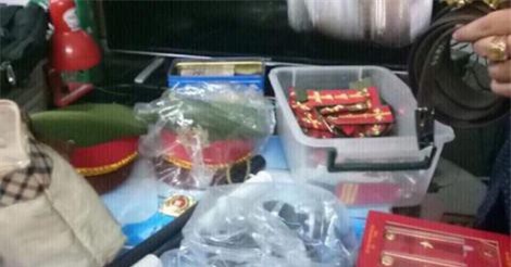 Phát hiện cả “kho” quân phục công an và công cụ hỗ trợ