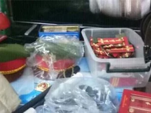Phát hiện cả “kho” quân phục công an và công cụ hỗ trợ