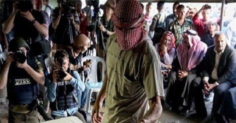 Quân đội Syria siết thòng lọng, 900 khủng bố hoảng hốt đầu hàng  