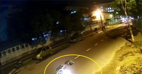 Clip: Sang đường không xi nhan, đôi nam nữ bị tông cực mạnh