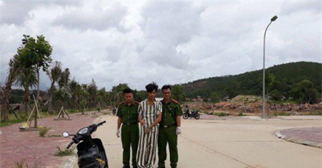 Dí dao đuổi bạn trai đi, khống chế hiếp dâm người bạn gái