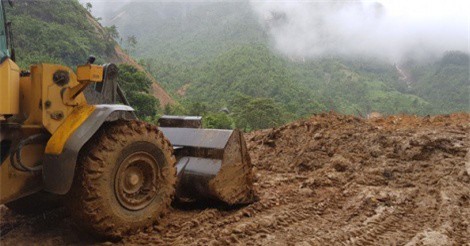 Khẩn trương giải phóng những tuyến đường đang bị mưa lũ "chôn vùi"