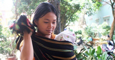 Mẹ trẻ địu con vượt gần 100 km thi THPT quốc gia