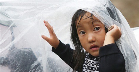 Người dân dầm mưa 12 tiếng chờ thông xe