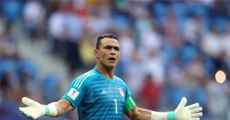 Thủ môn hơn 45 tuổi vẫn bắt chính, cản phá phạt đền ở World Cup