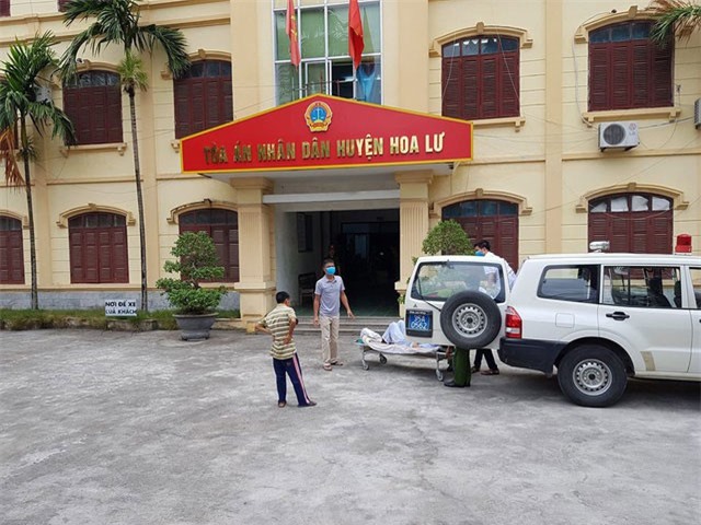 Áp giải bị cáo nhiễm HIV dâm ô trẻ em đến tòa bằng xe cứu thương