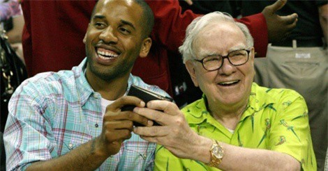 Bất ngờ với 2 thứ tỷ phú Warren Buffett luôn mang trong ví