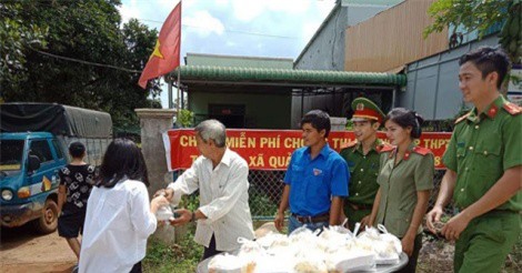 Đắk Nông: Thầy giáo tặng hàng trăm suất cơm miễn phí cho học trò vùng cao