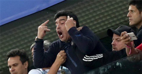 Maradona giơ “ngón tay thối” khi chứng kiến Argentina lách qua "cửa tử”