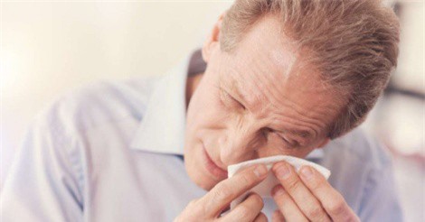 Phải làm gì khi bị dị vật rơi vào mắt?