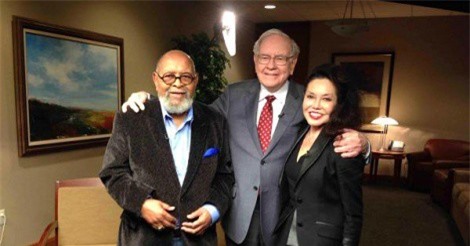 Tại sao bữa ăn trưa cùng "huyền thoại đầu tư" Warren Buffett được đấu giá cao ngất?