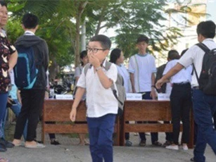Thí sinh cao 1m đi thi THPT Quốc gia