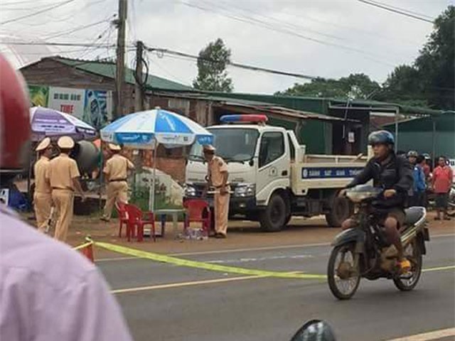 Thi xong, thí sinh mới biết tin mẹ mất do tai nạn ngay cổng trường thi