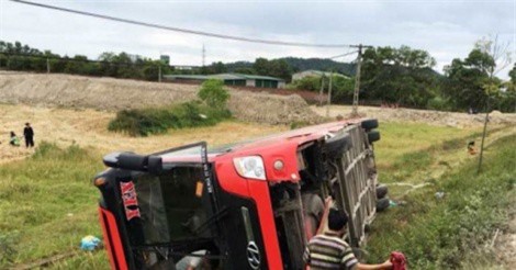 Xe khách lật xuống ruộng, 5 người thương vong