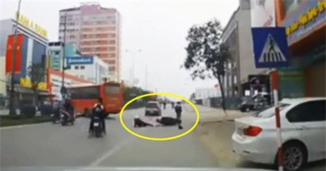 Clip: Người phụ nữ ngã “sấp mặt” vì tông phải mũ bảo hiểm trên đường ở Hà Nội