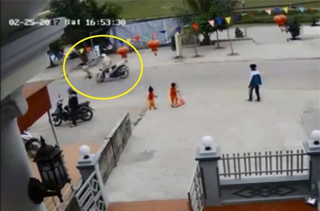 Clip: Vô tư sang đường, em bé ở Hải Dương bị xe máy tông cực mạnh