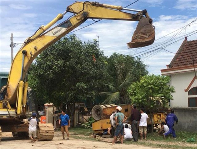 Hà Tĩnh: Xe lu lật đè chết tài xế