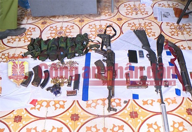 Xe bọc thép cùng hàng trăm cảnh sát đột kích, tiêu diệt 2 trùm ma túy