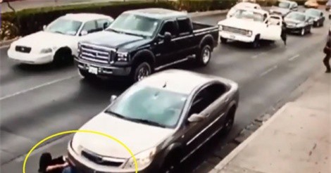 Clip: Sang đường vội vàng, người phụ nữ “chui” gầm ô tô