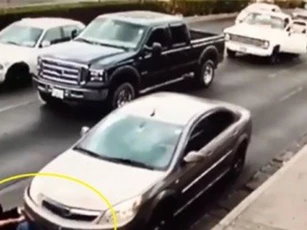 Clip: Sang đường vội vàng, người phụ nữ “chui” gầm ô tô