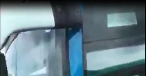 Tài xế lái xe khách bằng chân vì bị... chuột rút?