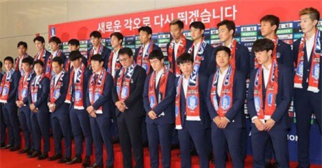 Hạ ĐKVĐ Đức, ĐT Hàn Quốc vẫn bị CĐV chào đón bằng… trứng 