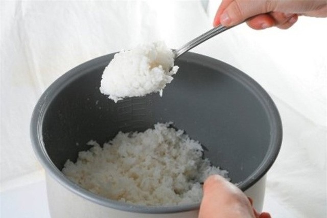 Mẹo bảo quản cơm nguội không bị thiu