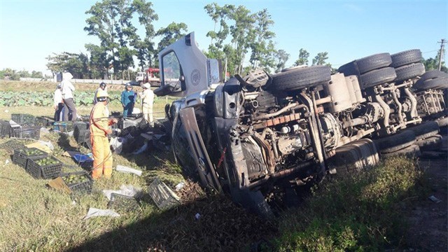 Người dân gom hàng chục tấn trái cây giúp tài xế gặp nạn