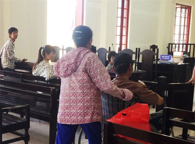 Tâm sự người vợ có chồng ngồi xe lăn “đổ đốn” với cháu bé thiểu năng