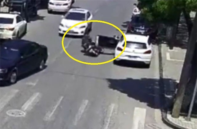 Clip: Mở cửa ô tô bất cẩn, nữ tài xế gây tai nạn nghiêm trọng