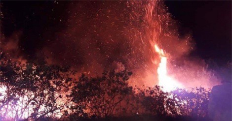 Hà Tĩnh: Đám cháy rừng lan rộng trong đêm, hàng trăm người lăn mình dập lửa