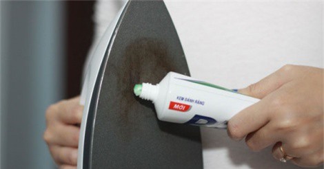 Mẹo làm sạch bàn ủi cấp tốc, an toàn không phải ai cũng biết